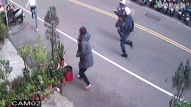 警追通緝犯 放假女警赤腳飛奔擒抱逮捕