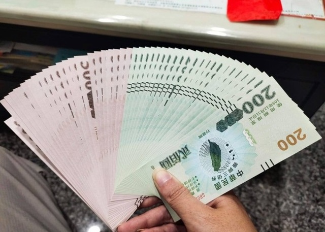 長輩捨不得花三倍券！過期前急拿整疊求救：怎麼辦？