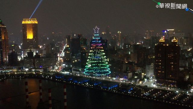 高雄｢跨百光年｣ 無人機燈光秀揭序曲