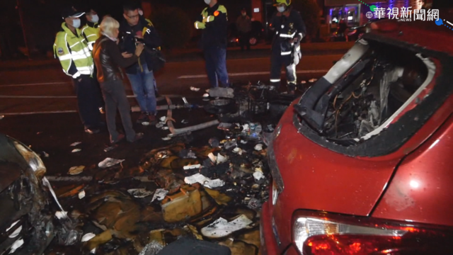 疑排氣管點燃紙盒 機車起火延燒2汽車