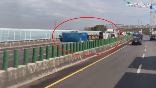 國3龍井南下路段 貨櫃車撞護欄翻覆