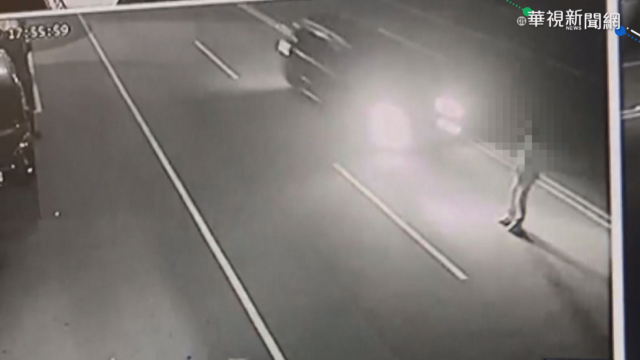 家門前跨線闖馬路 麵攤老闆遭撞命危