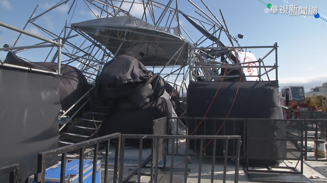 台中強風狂襲 鷹架.路樹被吹倒