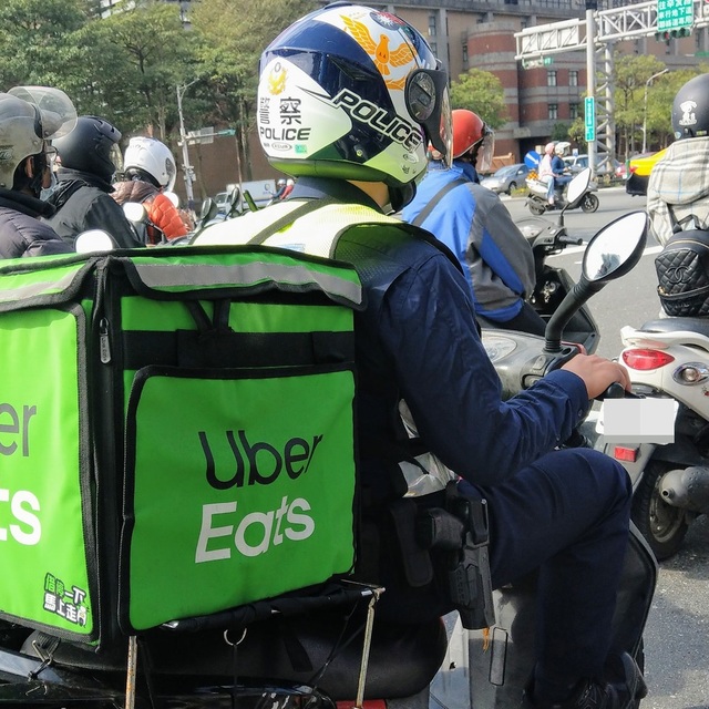 警配槍兼差送Uber Eats？！真相曝光