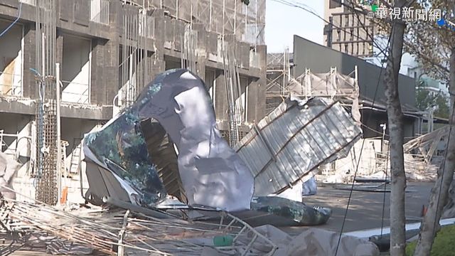 強風狂襲台中 大樓鷹架.路樹被吹倒
