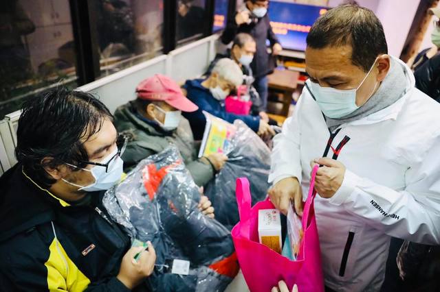 關懷街友贈衣物 侯友宜：希望在溫情中度過2020