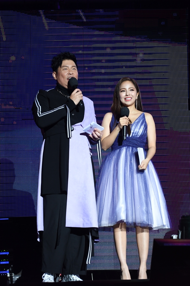 主持人曾國城、徐凱希。