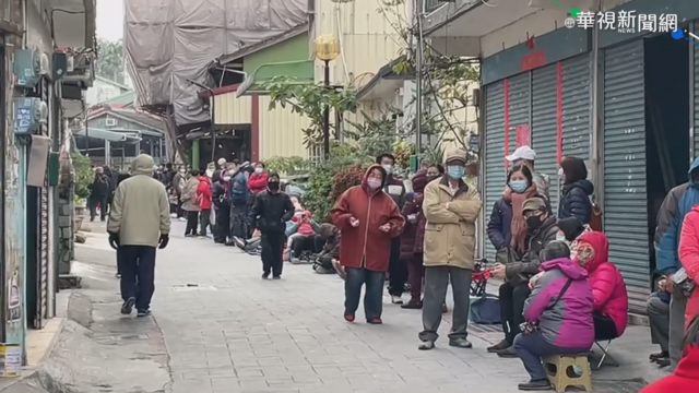 紫南宮不發套幣 排隊人潮仍長4公里