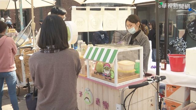 高雄碼頭市集人潮湧現 攤商笑開懷