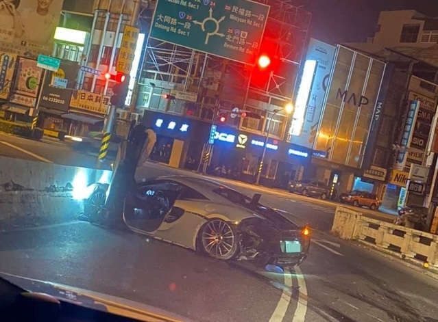 23歲美籍生載女友夜遊 千萬超跑麥拉倫撞成廢鐵