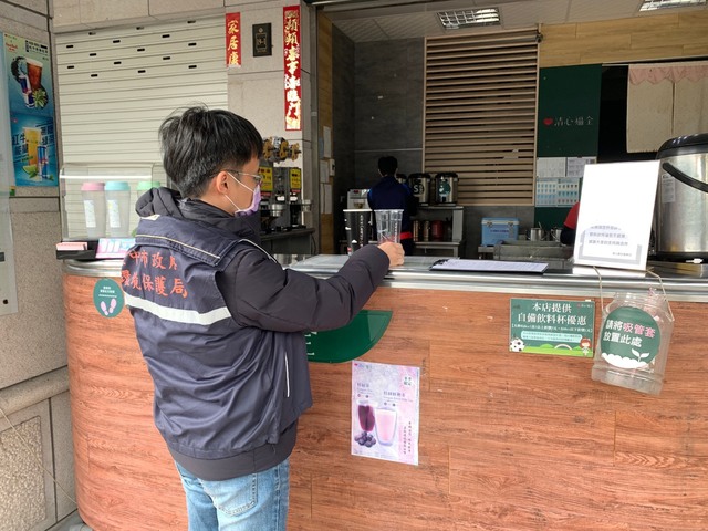 中市連鎖飲料業禁保麗龍-首日稽查零違規。(中市府提供)