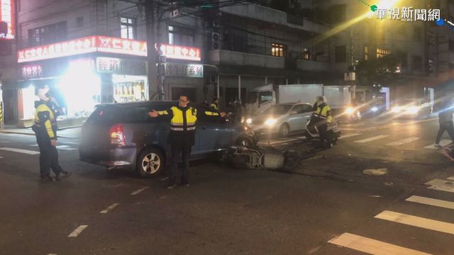 轎車左轉撞機車 騎士噴飛腳骨折