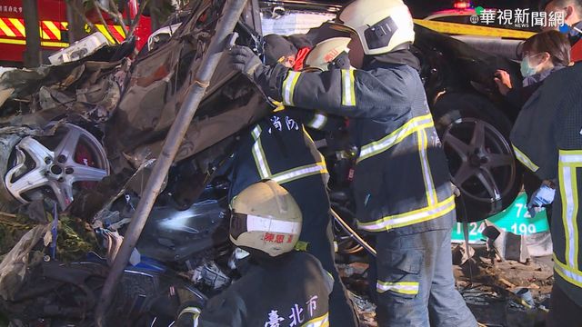 碰! 高速衝撞檳榔攤 電桿斷.車頭卡牆