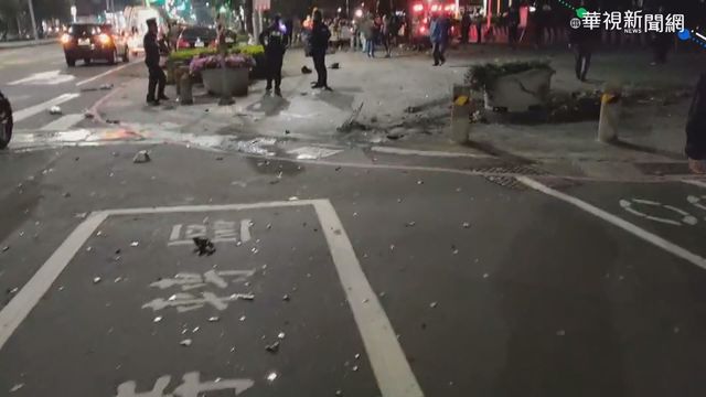 轎車車禍衝人行道 2無辜騎士遭撞傷