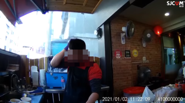 製餐店員用手抓頭。(翻攝爆怨公社)