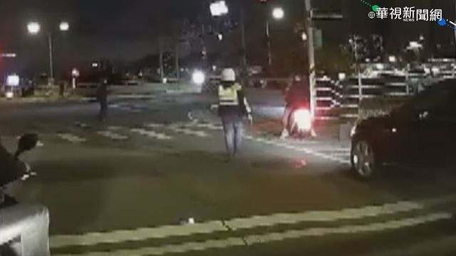 拒檢困車陣衝撞逃 警開5槍拔腿追