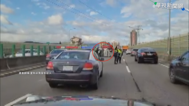 國道出口急煞 小貨車衝撞內側轎車