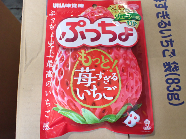 MIKAKUTO味覺糖 草莓味軟糖被檢出甜味劑含量不符規定。（翻攝自食藥署官網） 