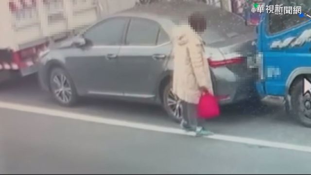 車遭前後包夾 女車主倒車10次脫困