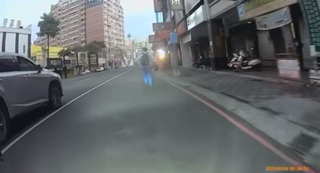 向轎車駕駛致意不用麻煩 翻攝自臉書 / 爆料公社二社