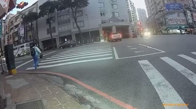 見學生狂奔追校車 騎士追上前驚見：校車有人攔了！