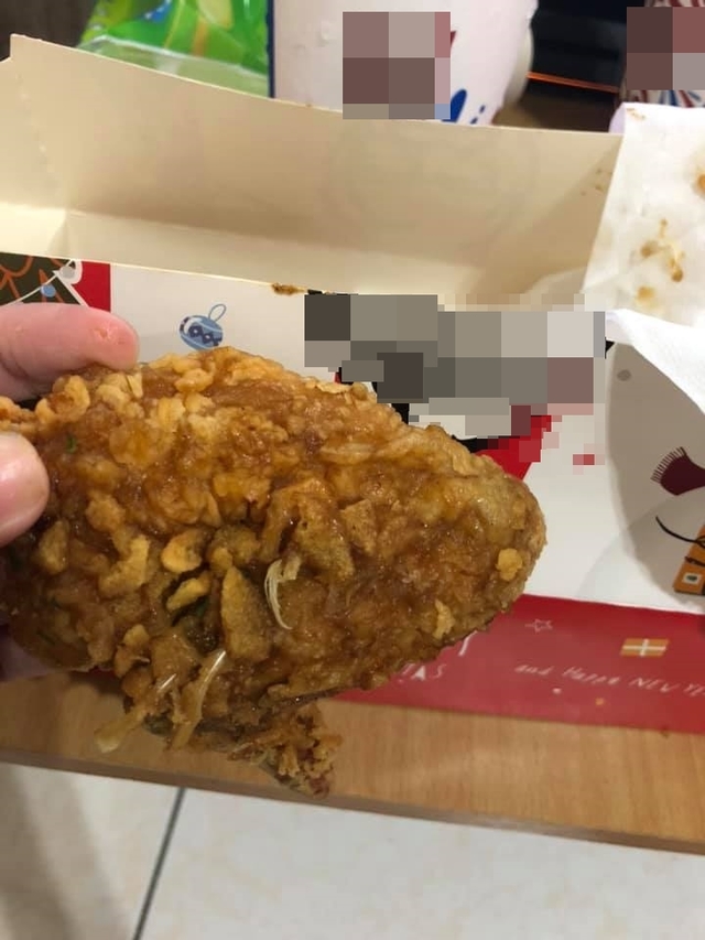 夏小姐到速食店消費，得到滿是毛的雞肉。（夏小姐授權《華視新聞網》使用，請勿隨意翻拍）