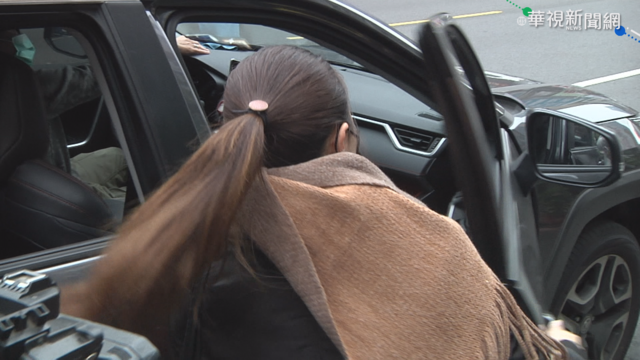 下車買麵未熄火 女車主人車當場被劫