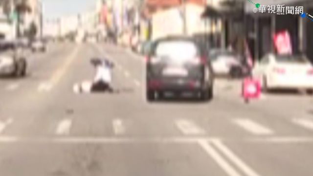 等紅燈遭轎車撞上 外送員撞飛墜地