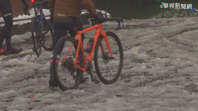 陽明山銀白世界 民眾騎腳踏車追雪