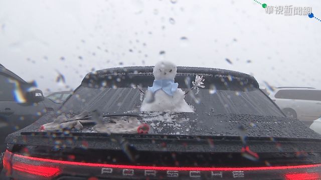 盼合歡山再降雪 遊客不畏低溫衝上山