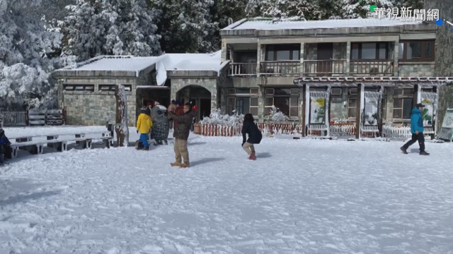 太平山積雪近15公分 車流回堵禁入園