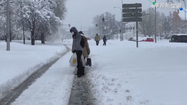 最強寒流撲日 青年冒風雪辦成人式