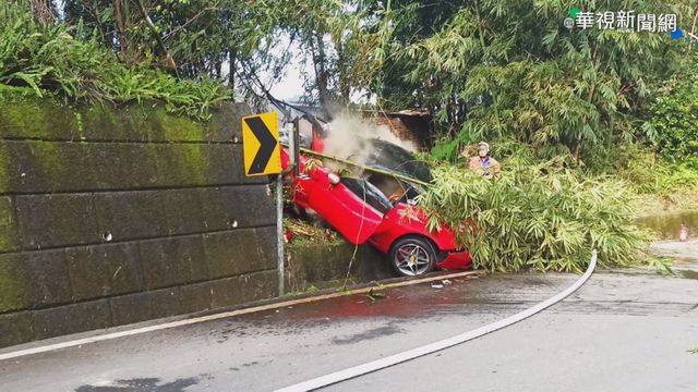 千萬超跑失控撞山壁 車頭起火全毀
