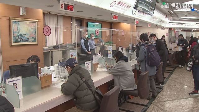 新版晶片護照開放申請 民眾一早搶排