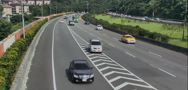 國道用路人注意 下匝道跨越槽化線最高罰6千