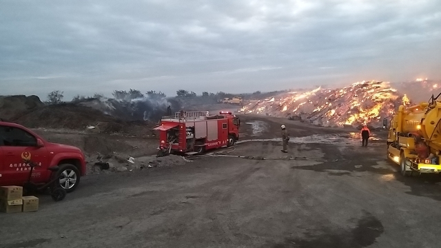 台南廢材廠跨日延燒 預估面積比足球場大！