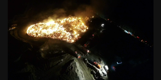 台南市廢材廠大火空拍畫面。