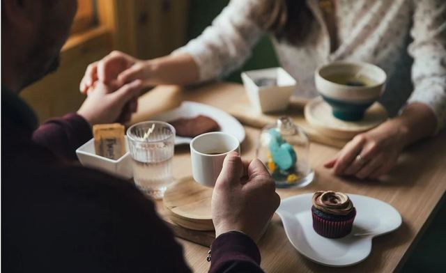 男友月薪6萬8約會只請吃水餃 她怨太摳：想吃大餐