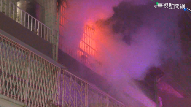 台中民宅3樓神明廳竄火 住戶受困