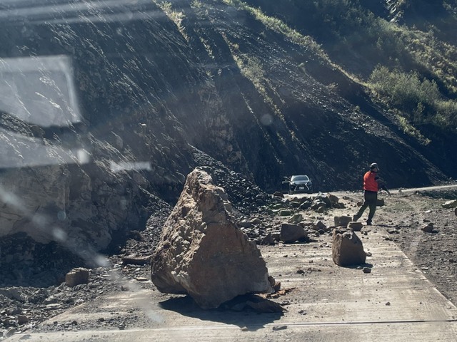 南投力行產業道路2度坍方 最大顆半輛休旅車大