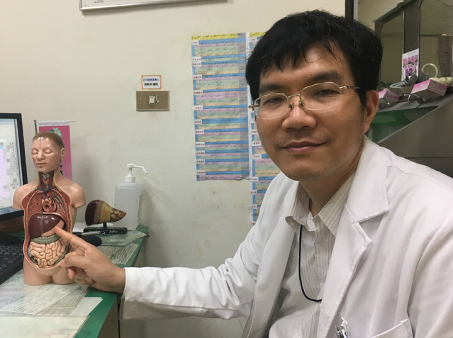 誤認暖暖包為調理包 80歲翁竟拌麵吃下肚