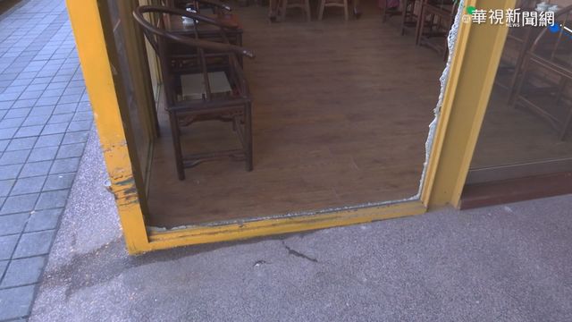 學員太緊張? 教練車撞進婚宴會館