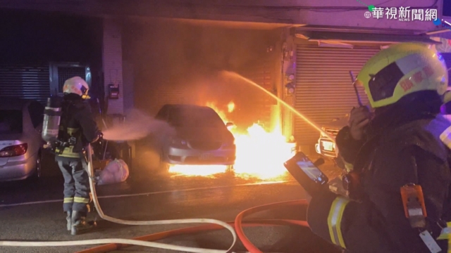 轎車暗夜冒火延燒機車 警急疏散住戶