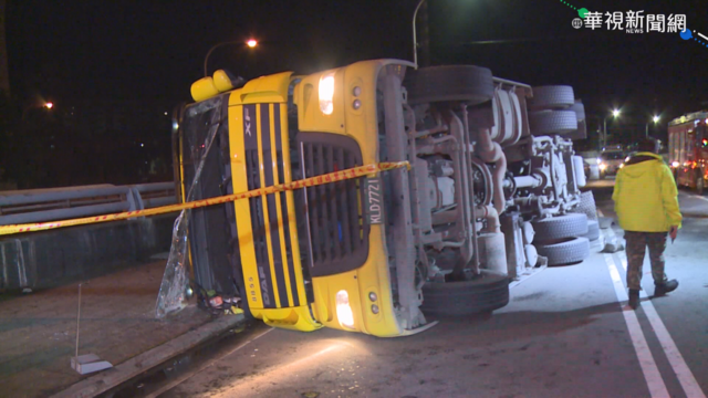 曳引車翻覆 林口41A出口一度封閉