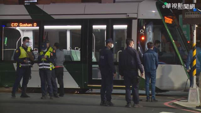煞不住! 機車超載.闖紅燈撞高雄輕軌