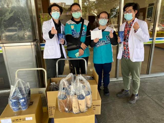 因確診醫護停業...振宇五金行暖送百杯飲料挺醫護