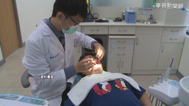 男子口臭就醫 竟是｢扁桃腺結石｣作祟