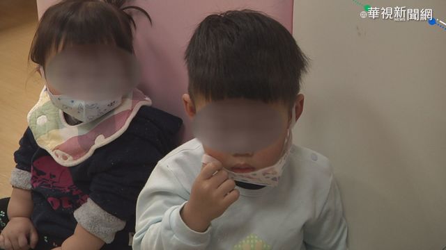 嬰幼兒乖乖戴口罩 托嬰老師耐心指導