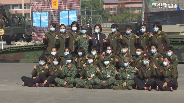 總統視察陸軍航特部 阿帕契維修公開