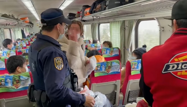 洋女「戴罩會咳嗽」飆髒話！列車長通報：我這邊拒載